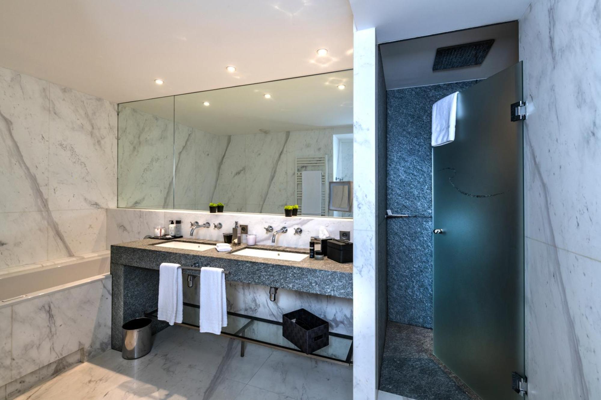Hotel & Spa Regent Petite France Strasbourg Exteriör bild A shower door